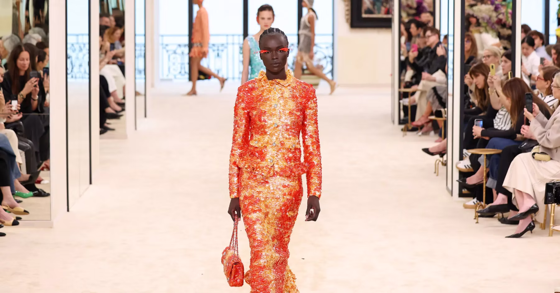 CHANEL CRUISE 2027: მეთიუ ბლაზის მზით გაჟღენთილი შოუ