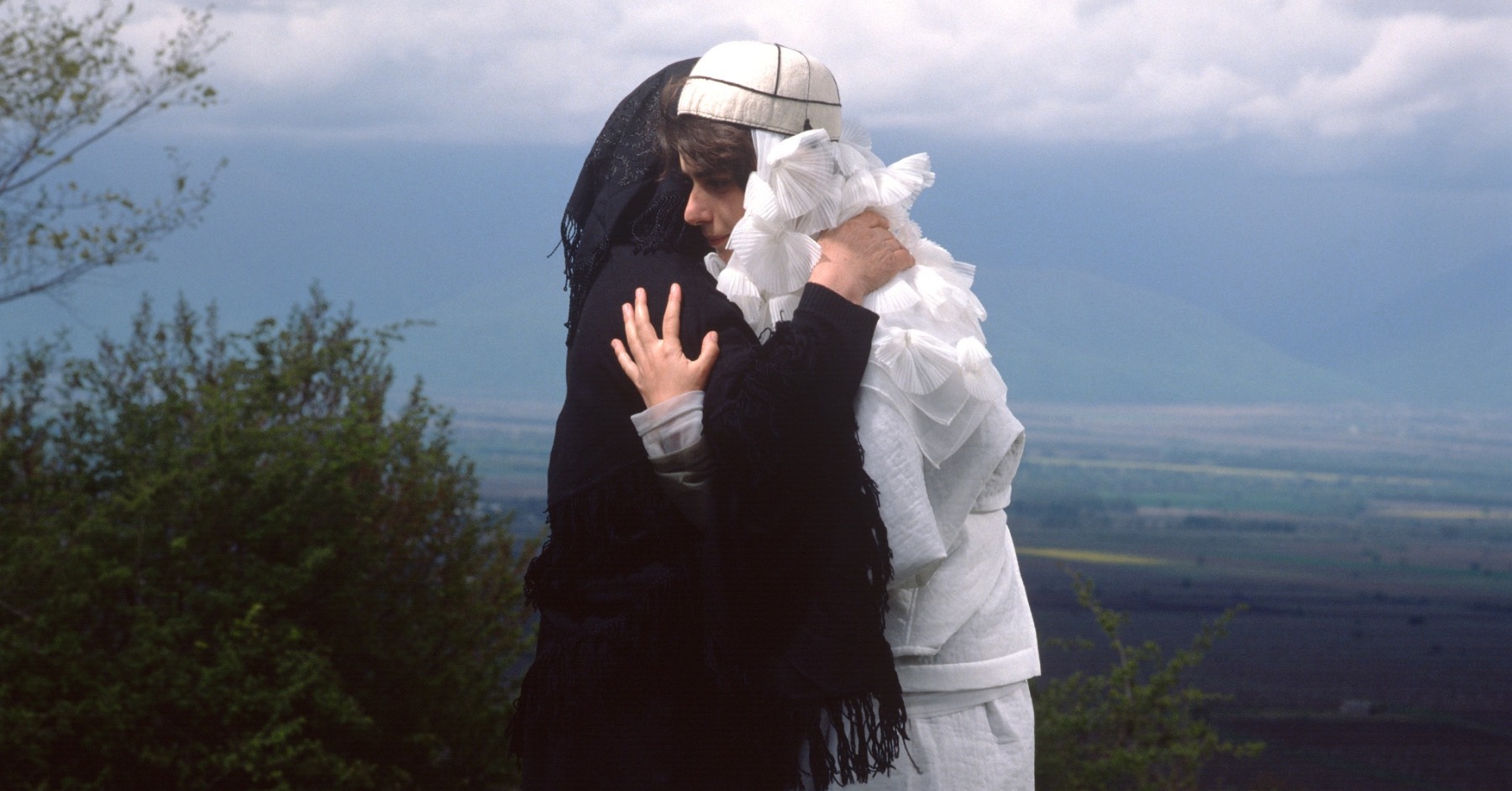 ქართლის დედა: რეი კავაკუბოსა და ბრაიან გრიფინის 1990 წლის ფოტო კოლაბორაცია კომ დე გაღსონისთვის