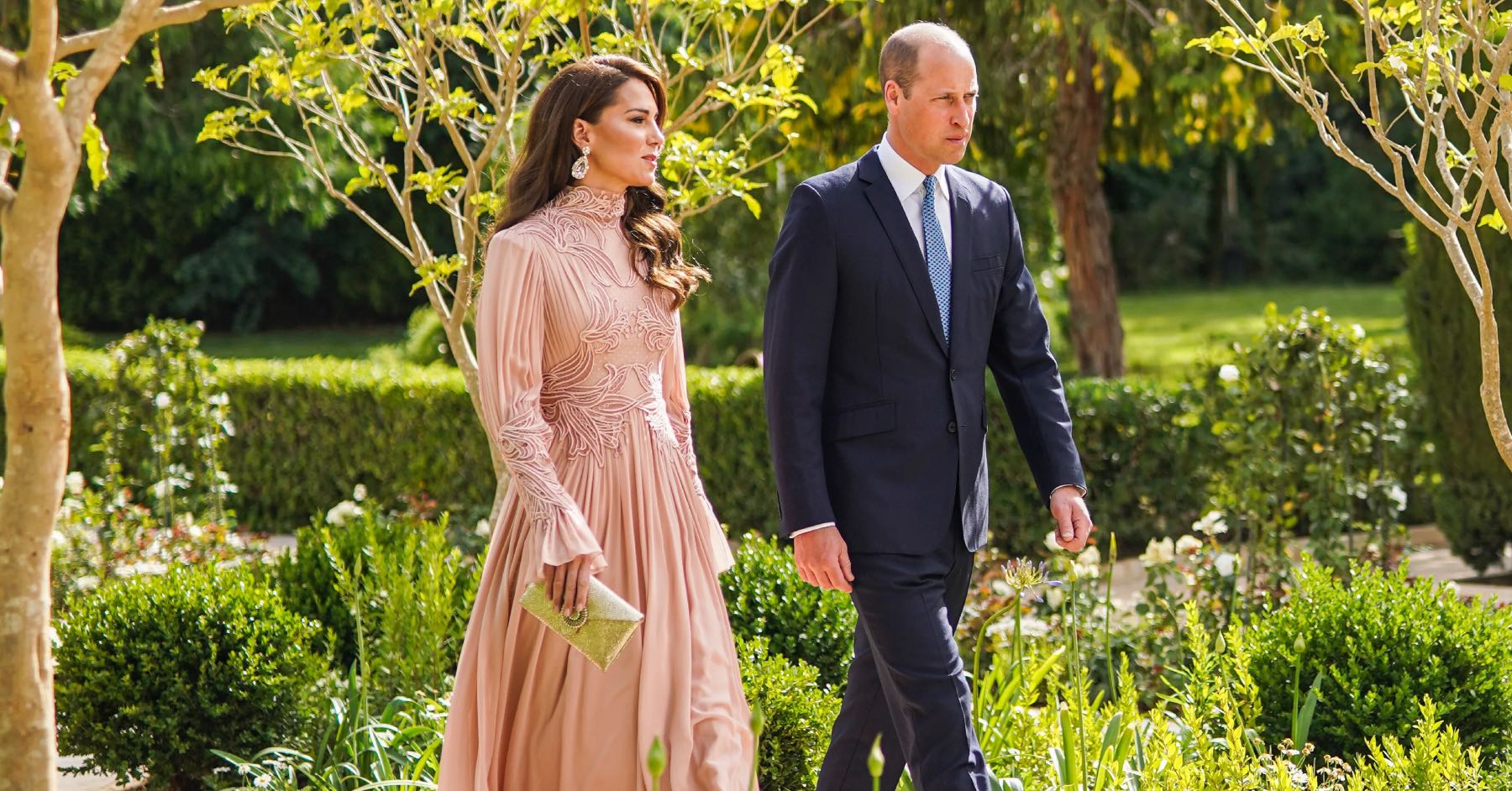 უელსის პრინცესა Elie Saab-ისა და Jenny Packham-ის ვარდისფერი კაბებით სამეფო ქორწილში
