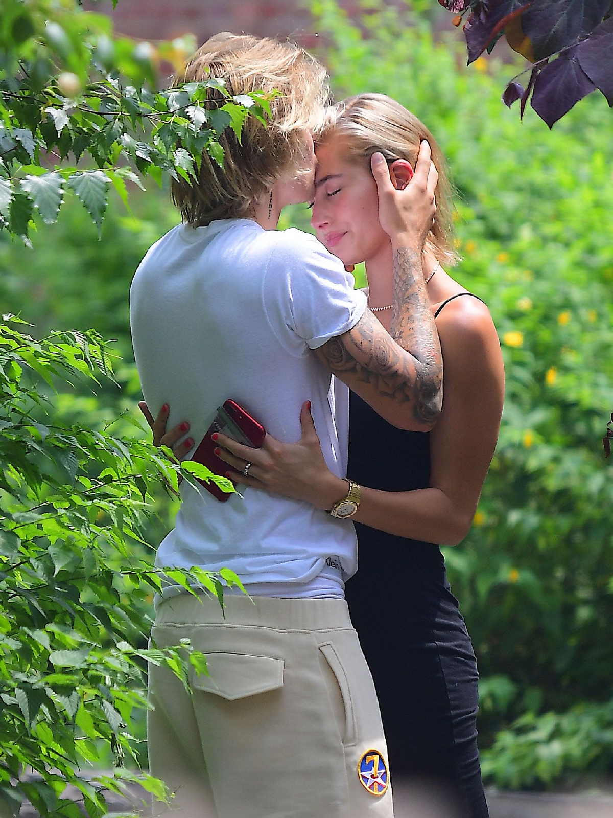 justin and hailey bieber kissing