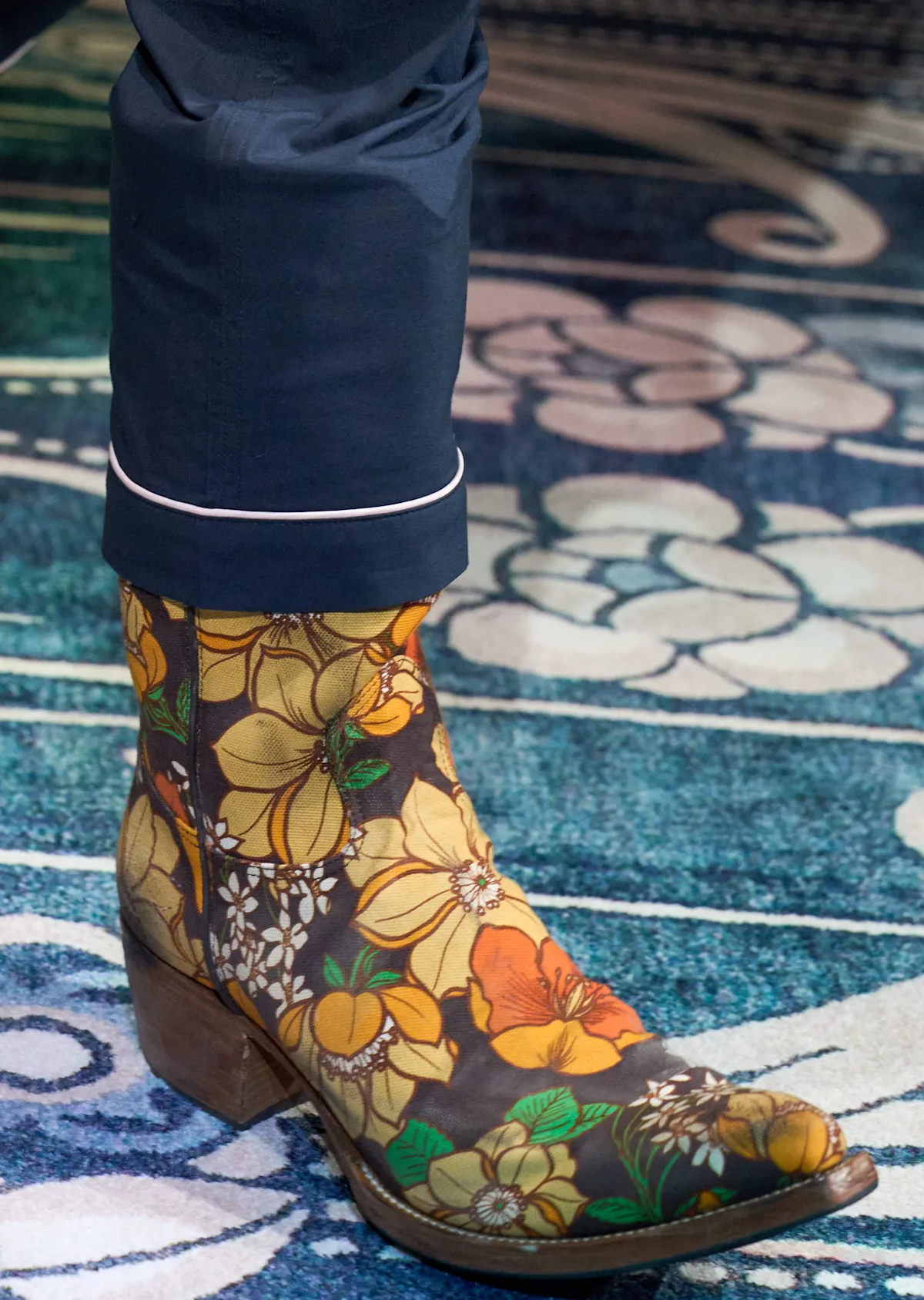 Prada Flower Print Cowboy Boots, Prada Menswear, Milan Fashion week, men's fashion 2025, Prada, მილანის მოდის კვირეული 2025, შემოდგომა/ზამთრის კოლექციები, მამაკაცის სამოსი 2025, პრადა