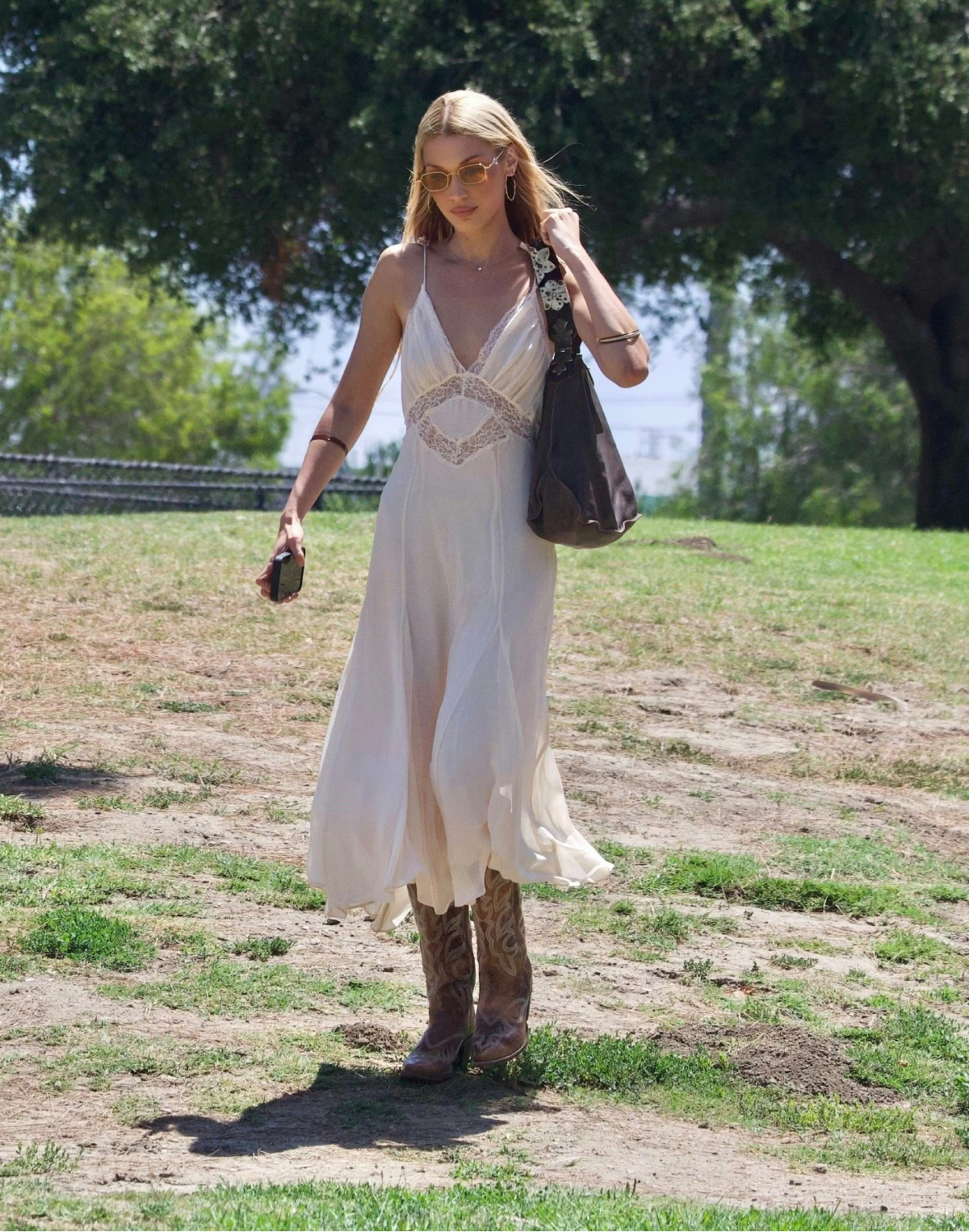 Bella Hadid, Cowboy Boots and Dress, ბელა ჰადიდი, კოვბოი ჩექმები
